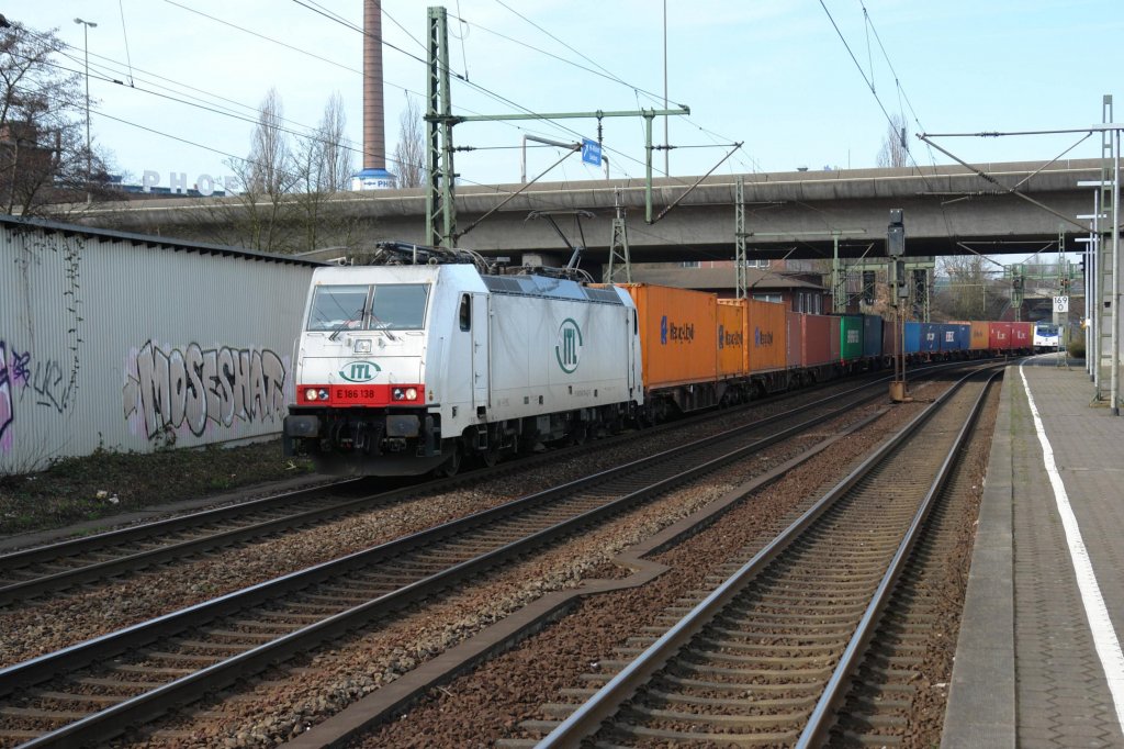 186 138 mit einem Containerzug am 21.03.2009 bei der Durchfahrt in Hamburg-Harburg.