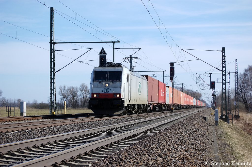 186 140-0 CB-Rail im Dienst f�r die ITL mit Containerzug in Friesack(Mark) in Richtung Neustadt(Dosse) unterwegs. 23.03.2011