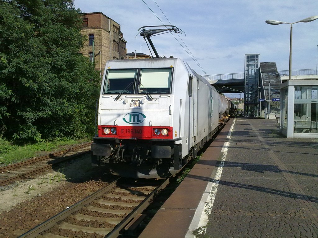 186 140 f�hrt durch Dresden Friedrichstadt mit ihrem Kesselzug.
4.9.10