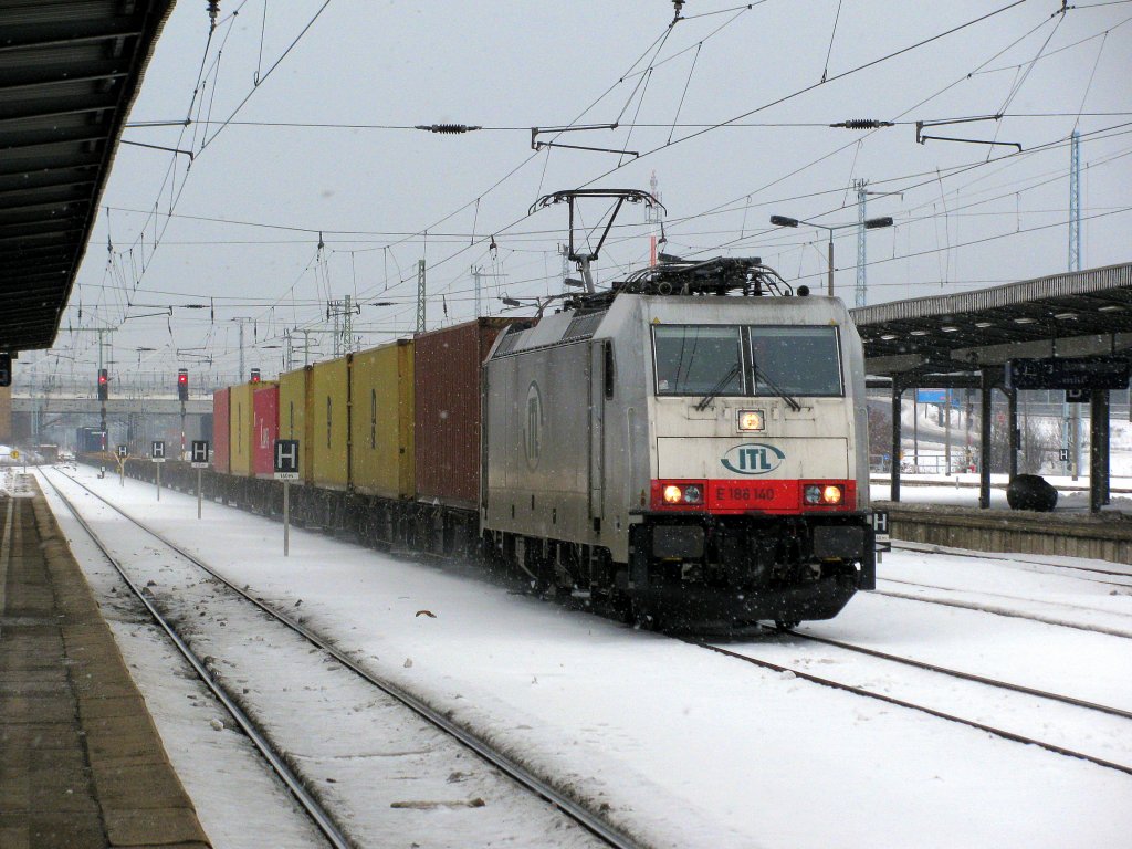 186 140 der ITL mit einem Containerzug am 04.02. durch Schnefeld Richtung Genshagener Heide.
