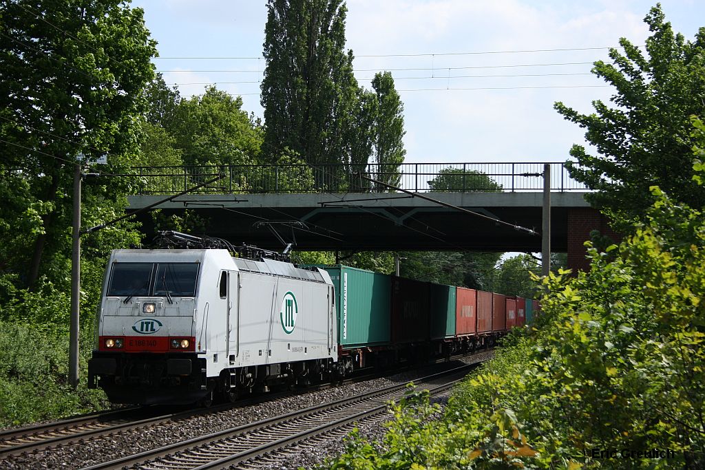 186 140 von ITL mit einem Kistenzug am 23.5.10 in Limmer.