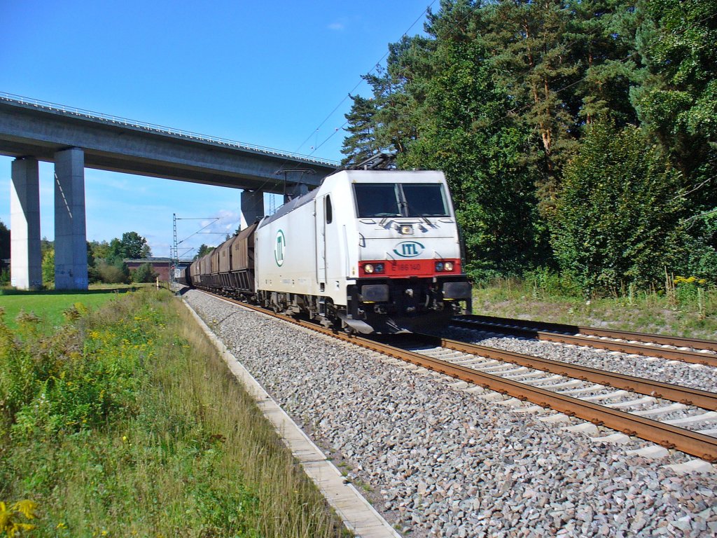 186 140 von ITL zieht einen Sch�ttgutwagenzug am 15.09.2011 bei Landstuhl in Richtung Kaiserslautern
