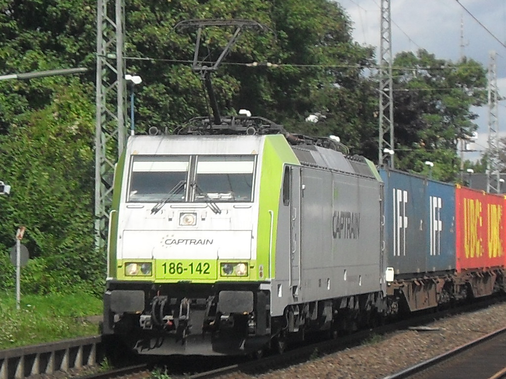 186-142 von  CAPTRAIN  am 19.8.10 im Beueler Bahnhof.