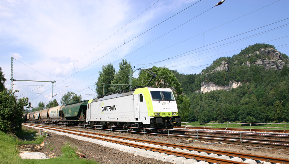 186 142 mit Getreidewagen rollt durch Wehlen, 05.08.2010