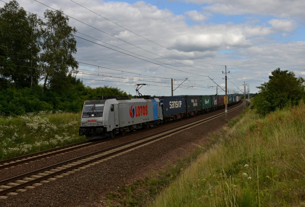 186 145 mit einem Containerzug am 21.07.2012 unterwegs bei Boczw.