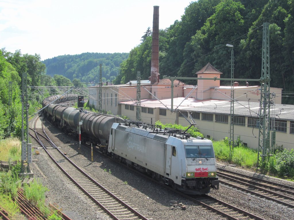 186 148 (ex Captrain) zieht am 19. Juli 2013 einen Kesselwagenzug durch Kronach in Richtung Pressig.