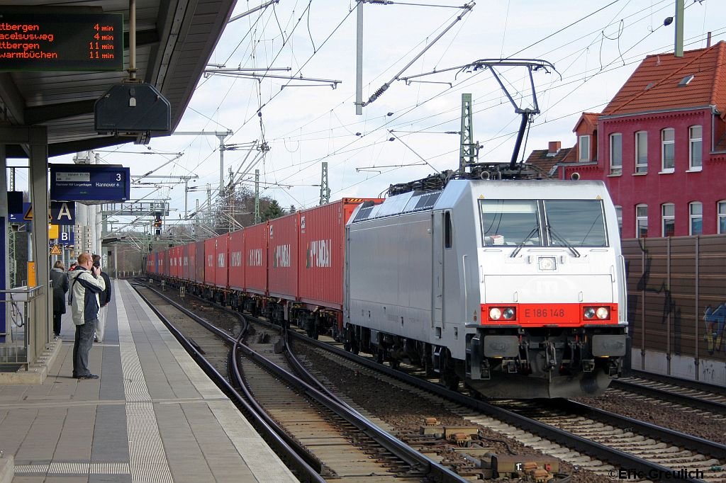 186 148 mit Containern am 21.3.10 in Hannover Linden/Fischerhof.