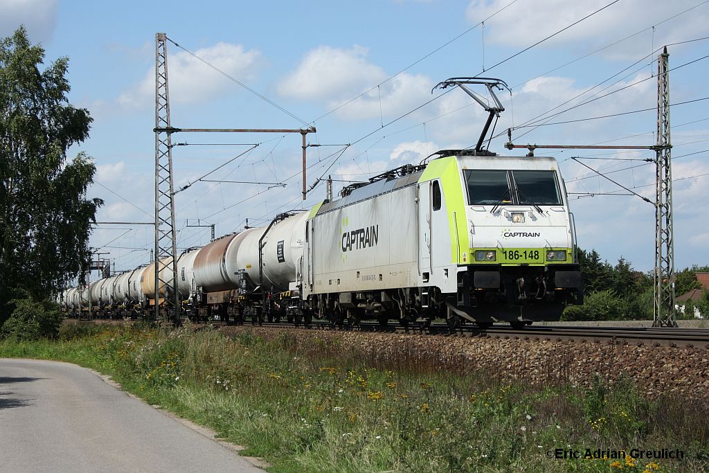 186 148 mit einem Kesselwagenzug am 21.8.2010 in Dedensen.