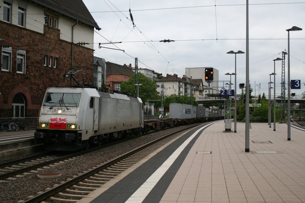 186 148 mit einem KLV-Zug am 22.05.13 bei der Durchfahrt in Worms Hbf Richtung Norden.