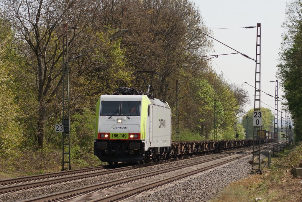 186-149 (Captrain) mit einem Containerzug in Bornheim am 24.04.2010