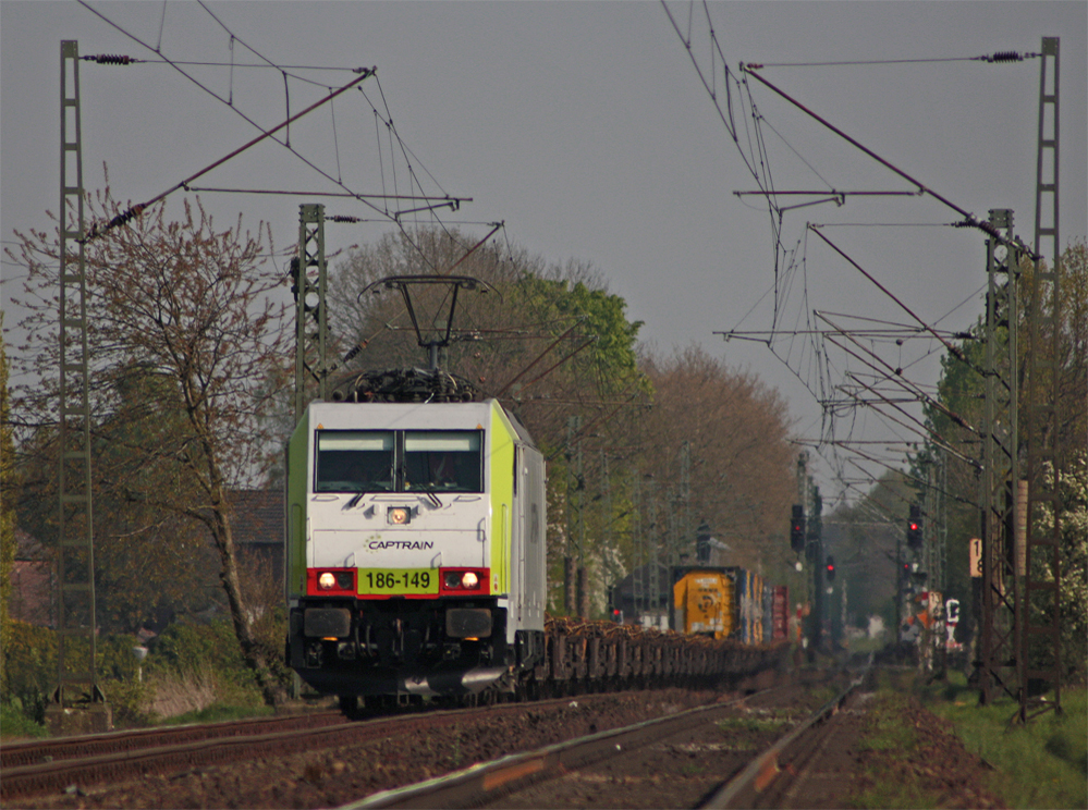 186-149 der Captrain mit einem Gterzug Richtung Venlo als Umleiter bei Breyell Km 14.4, 24.4.10