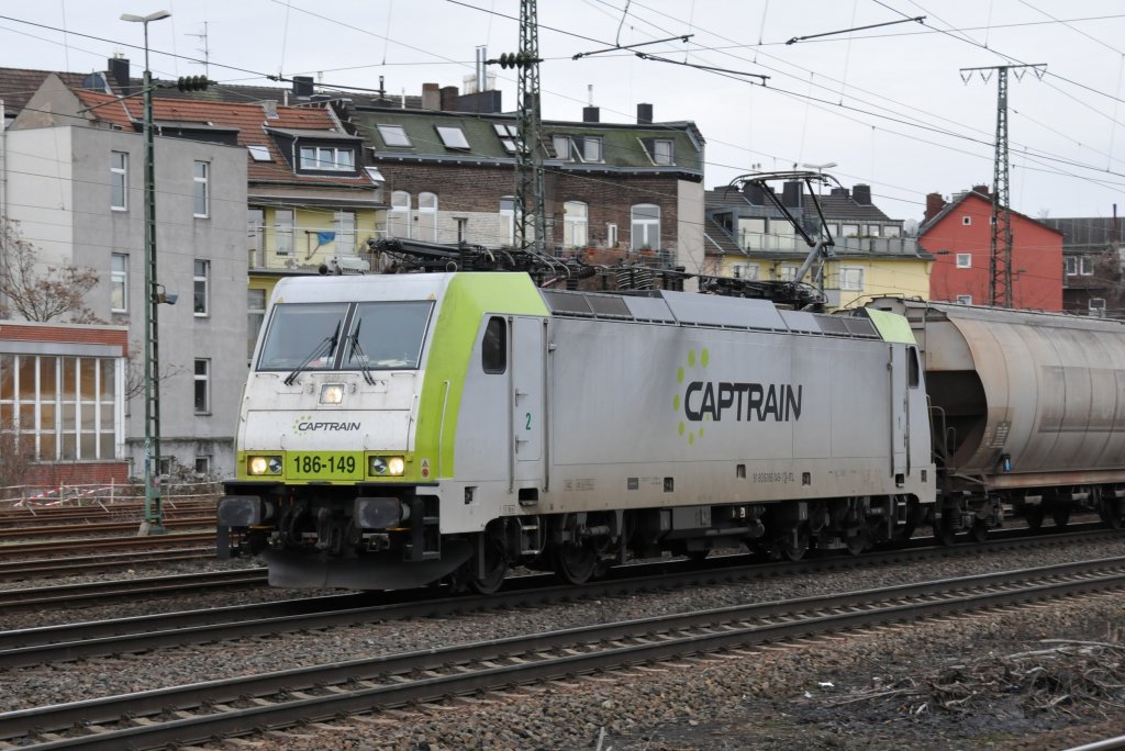 186 149 von Captrain rollte am 15/01/2011 mit einem Getreidezug durch Kln-West.