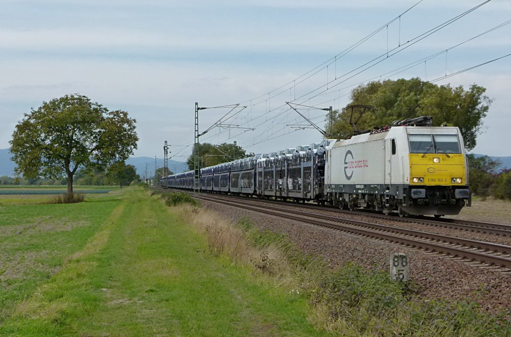 186 163-2 ist mit einem Gefco Autozug am 06.10.2012 in Bhl Iggelheim