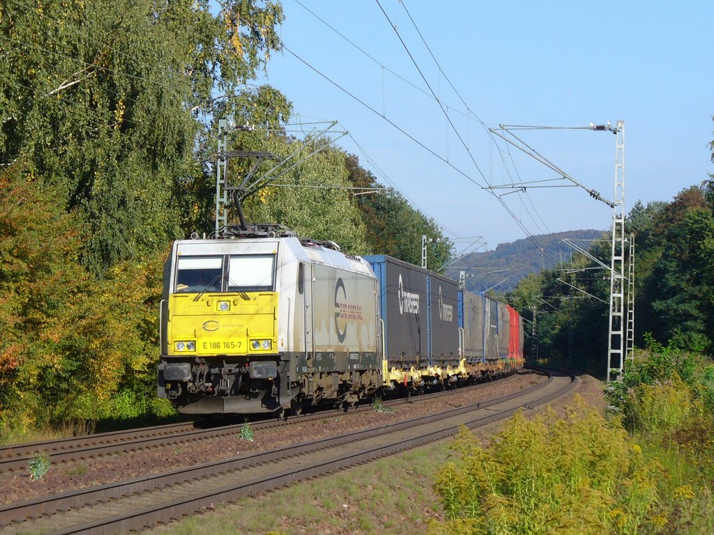 186 165-7 von Euro Cargo Rail zieht einen Containerzug am 28.09.2011 durch Landstuhl

