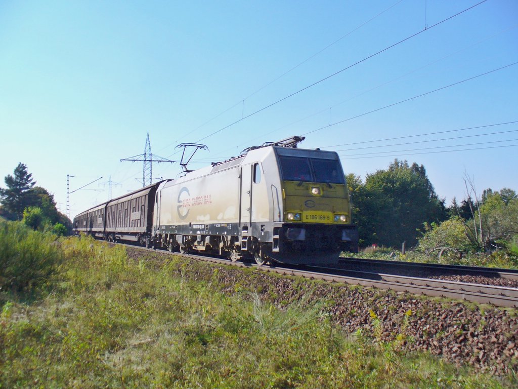 186 169-9 von Euro Cargo Rail  zieht einen Gterzug am 28.09.2011 durch Landstuhl
