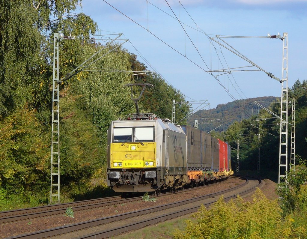 186 170-7 von Euro Cargo Rail zieht einen Containerzug am 27.09.2011 durch Landstuhl
