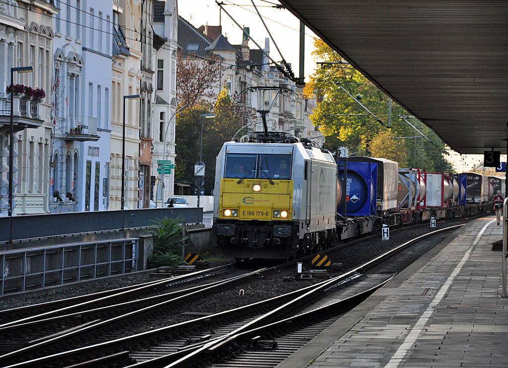 186 179-8 Euro Cargo Rail mit gem. Gterzug bei der Durchfahrt im Bonner Hbf 08.10.2010