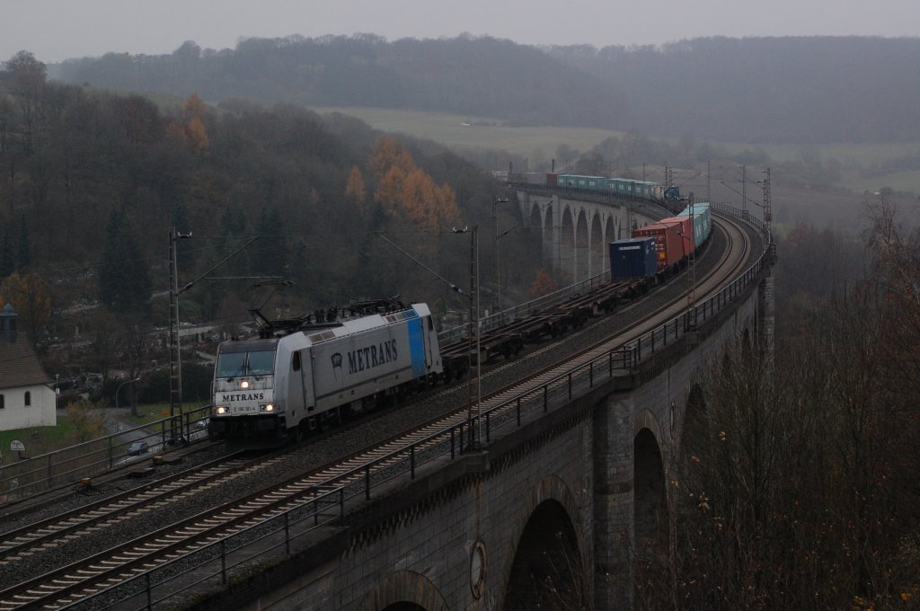 186 181-4 mit einem Containerzug vmtl. auf der Relation Du-Ruhrort - Prag am 17.11.2012 auf dem Bekeviadukt in Altenbeken.