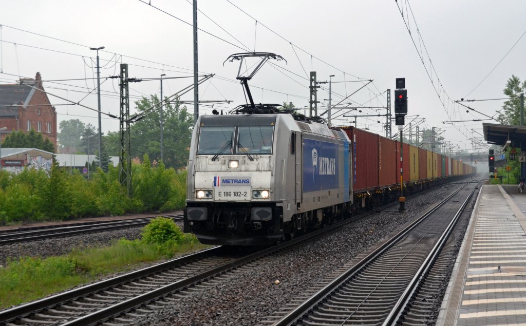 186 182 fuhr ebenfalls am Morgen des 01.06.13 mit einem Containerzug durch Delitzsch Richtung Bitterfeld.