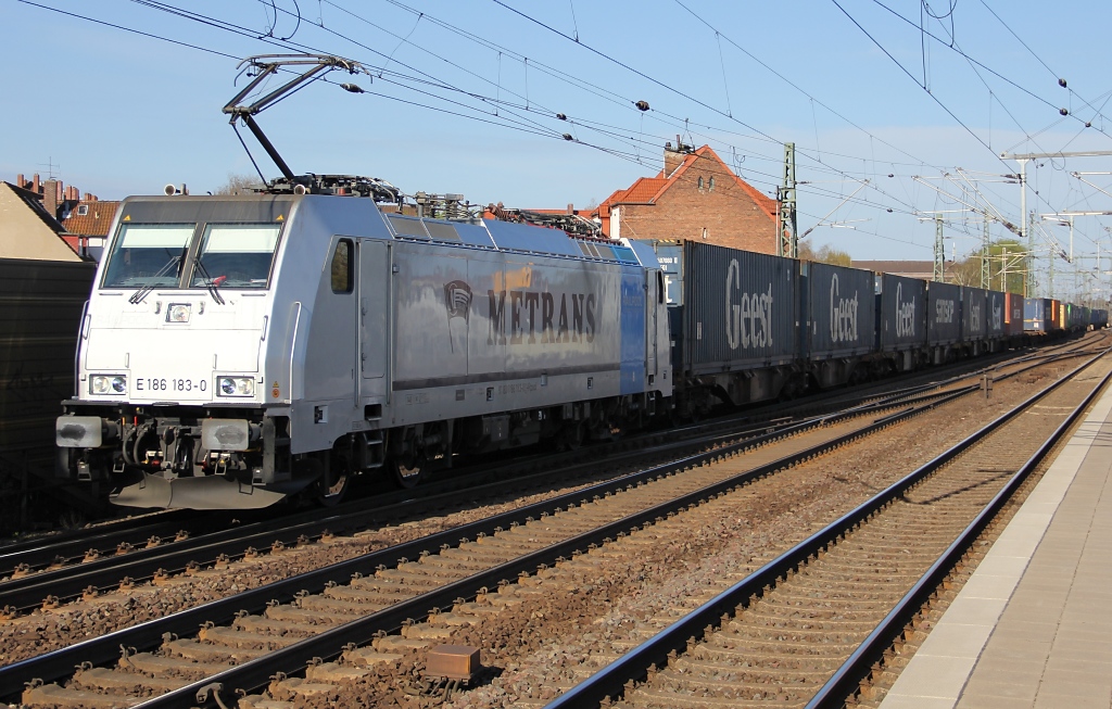186 183-0 mit Containerzug in Fahrtrichtung Osten. Aufgenommen am 17.04.2012 in Hannover Linden/Fischerhof.