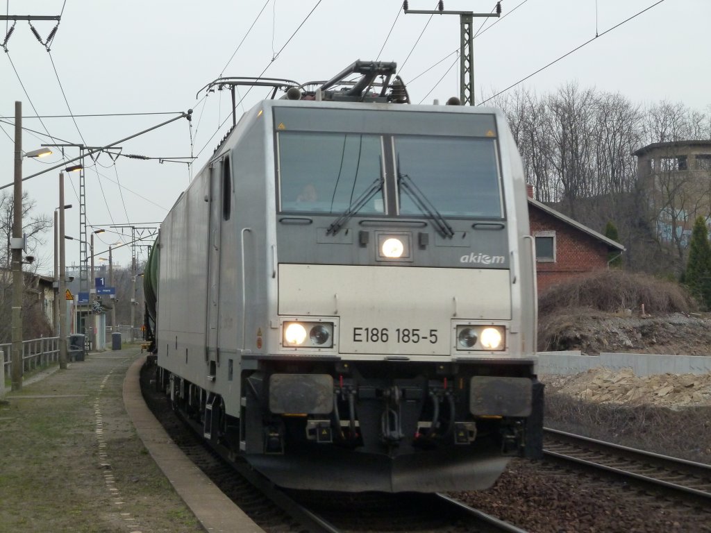 186 185  bei ihrem kurzem Stop wegen eines Roten Signals aufgrund zu hoher Streckenauslastung in Dresden Cotta.Man sieht sich immer 2mal im Leben :),
25.03.11