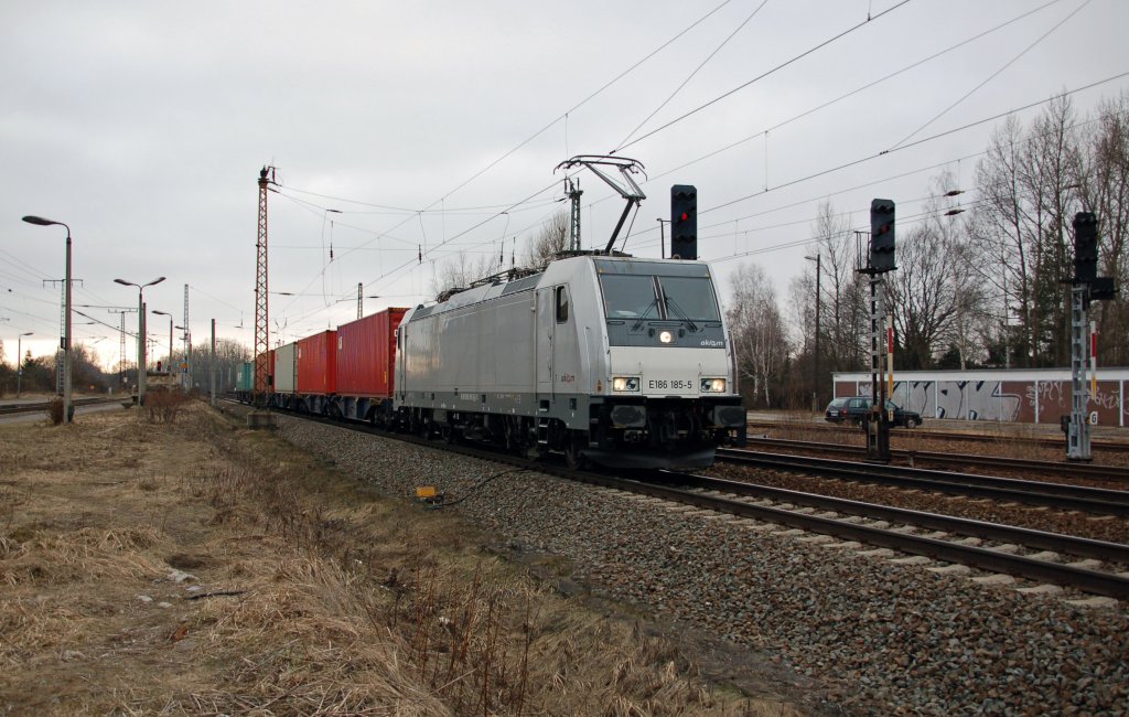 186 185 der ITL zieht am 05.03.11 einen kurzen Containerzug durch Leipzig-Thekla Richtung Engelsdorf.