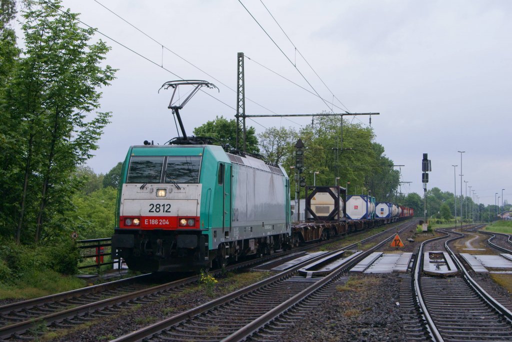 186 204 mit einem Containerzug in Rheinhausen-Ost am 15.05.2012