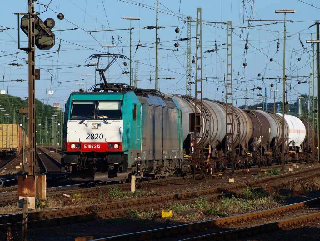 186 212 am 14.07.2010 mit einem Kesselzug am Haken bei der ausfahrt aus Aachen West ber die Montzenroute nach Belgien.