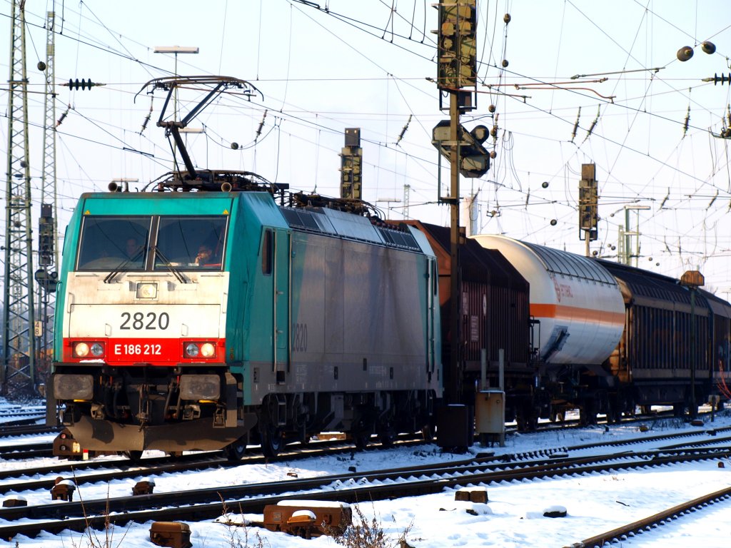 186 212 fhrt mit einem gem. Gterzug aus den Aachener Westbahnhof auf die Rampe der Montzenroute nach Belgien zu.