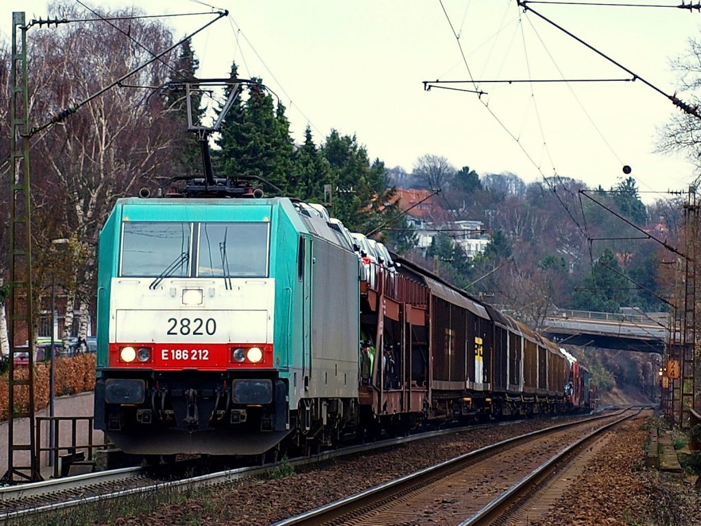 186 212 kommt mit einem gem. Gterzug von Aachen West die Rampe der Montzenroute zum Gemmenicher Tunnel hoch.