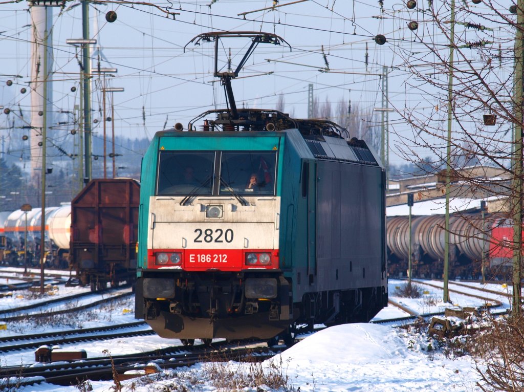 186 212 rangiert am 06.01.2010 bei schnsten Winterwetter in Aachen West. Die Lok koppelt gleich an den Gterzug links im Bild an, der nach Belgien gezogen wird.