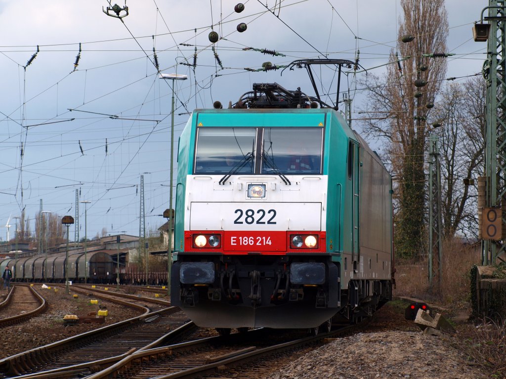 186 214 zieht am 01.04.2010 einen Stahlzug aus Aachen West auf die Montzenroute nach Belgien.