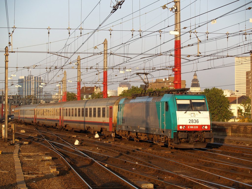 186 228 am 13.10.2010 bei der Einfahrt Brssel Midi