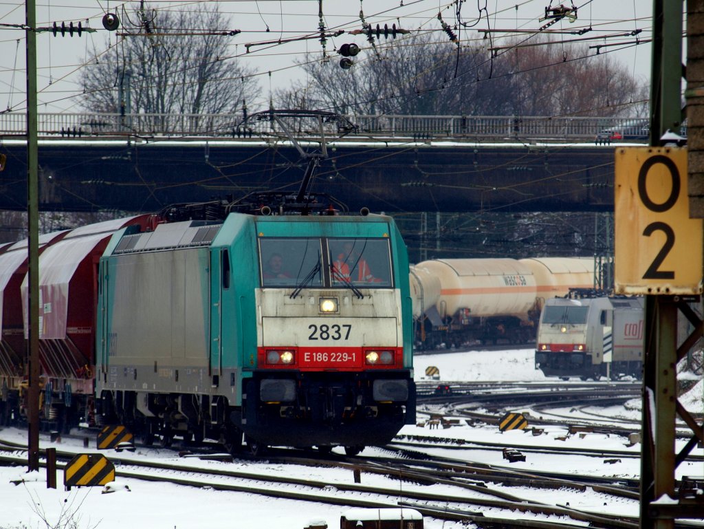 186 229-1 mit einem gemischten Gterzug von Belgien kommend bei der Einfahrt in Aachen West am 13.02.2010. 