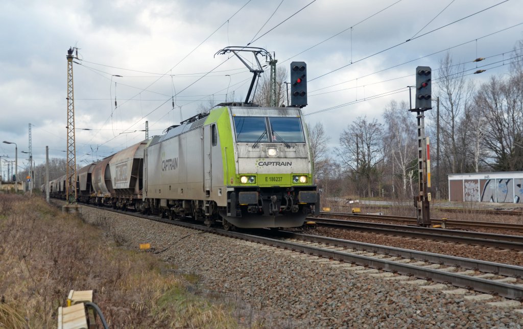 186 237 der Captrain zog am 06.01.12 einen Transcereal durch Leipzig-Thekla Richtung Engelsdorf Rbf.