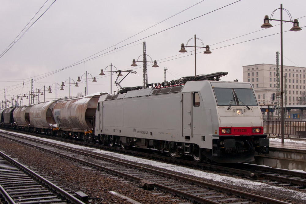 186 238 durchfhrt das Gleis 17 des Dresdner Hauptbahnhofes Richtung Dresden-Neustadt. 01.04.2013