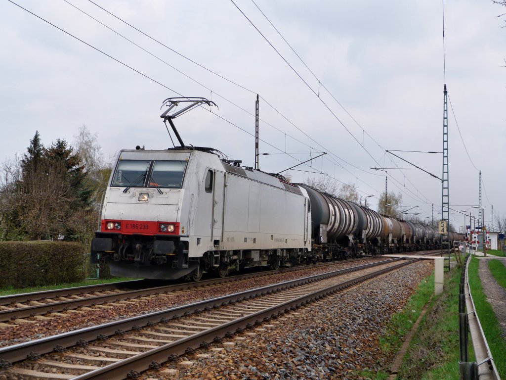 186 238 durchfhrt mit ihren Kesselwagen am 20.04.13 Dresden Stetzsch.
