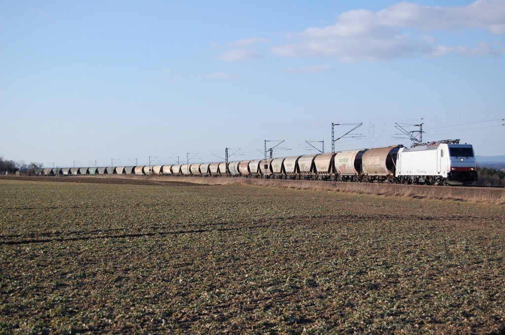 186 238 mit Getreide-Ganzzug zwischen Benhausen und Neuenbeken, 06.03.2011.