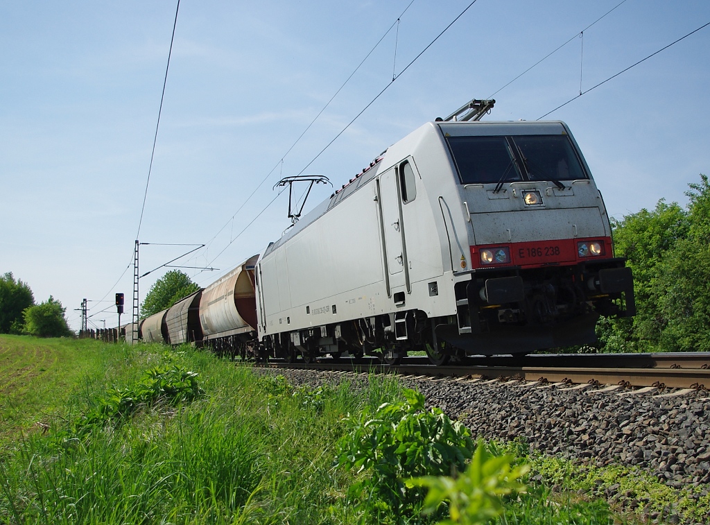 186 238 mit Getreidezug in Fahrtrichtung Norden. Aufgenommen am 07.05.2011 zwischen Eichenberg und Friedland(HAN).