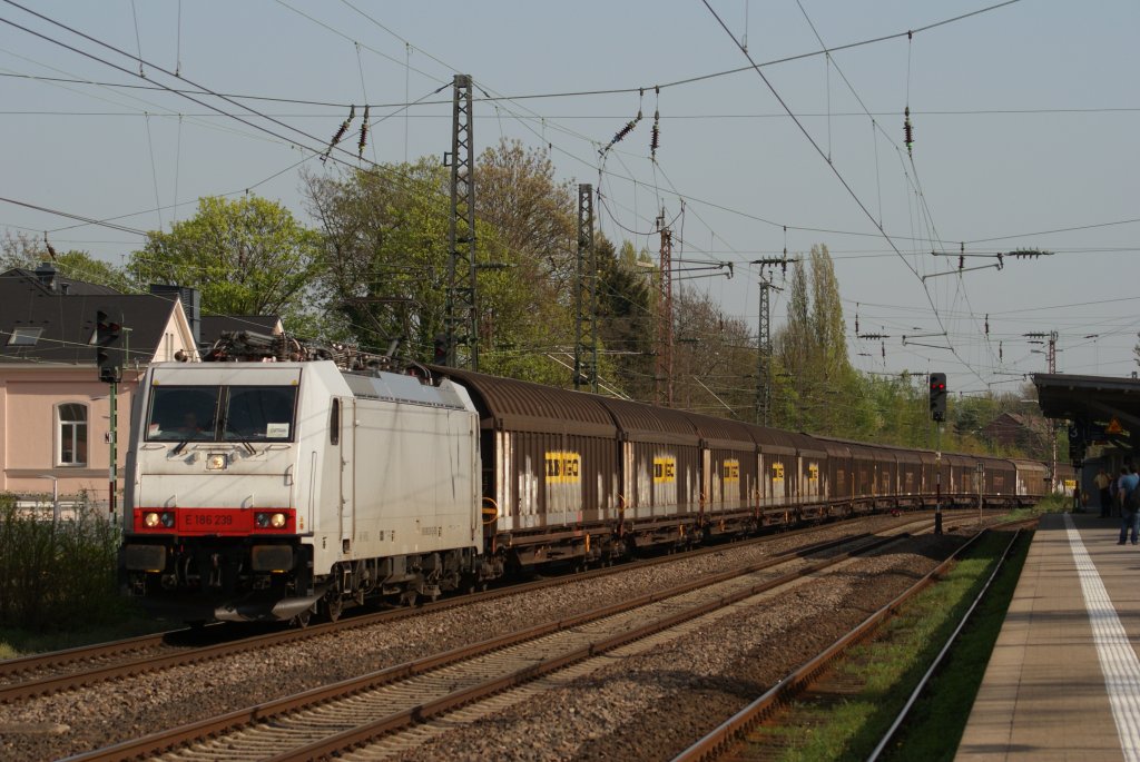186 239-1 der Captrain mit einem Schiebewandzug bei der Durchfahrt durch Hilden am 11.04.2011