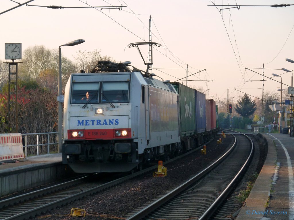 186 240 der Tschechischen Firma Metrans durchfhrt mit einem Containerzug Dresden Stetzsch am 13.11.11.
