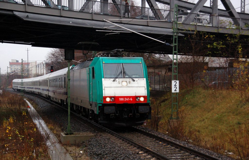 186 241 erreicht mit EC 46 den Gesundbrunnen. Fotografiert am 12.12.09.