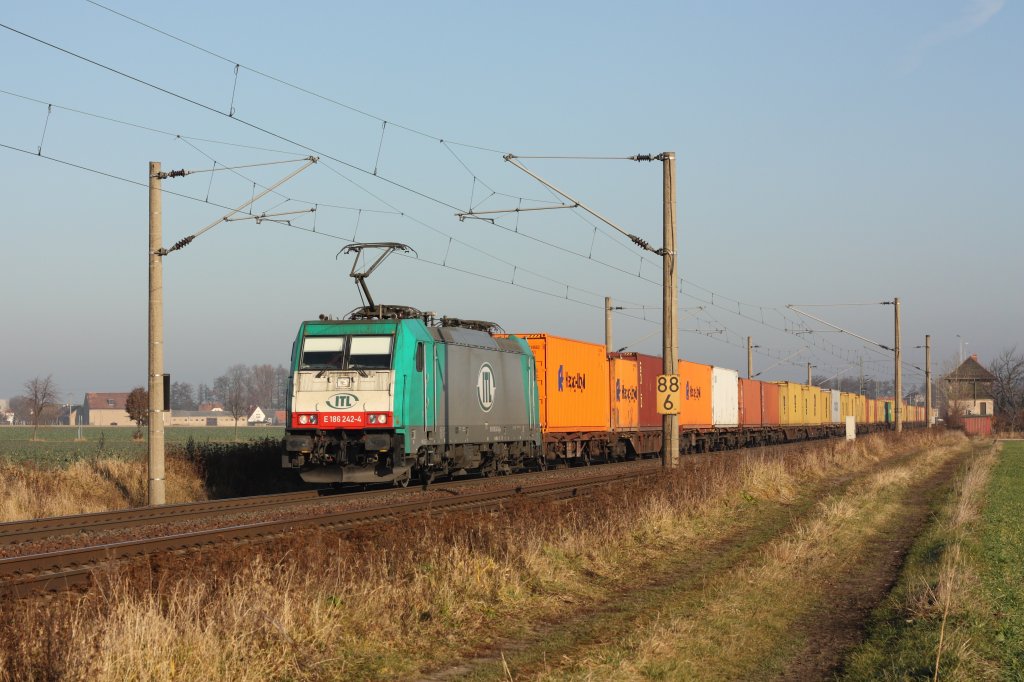 186 242-4 mit einem Containerzug in Richtung Dresden in Bhla. Fotografiert am 23.11.2011. 