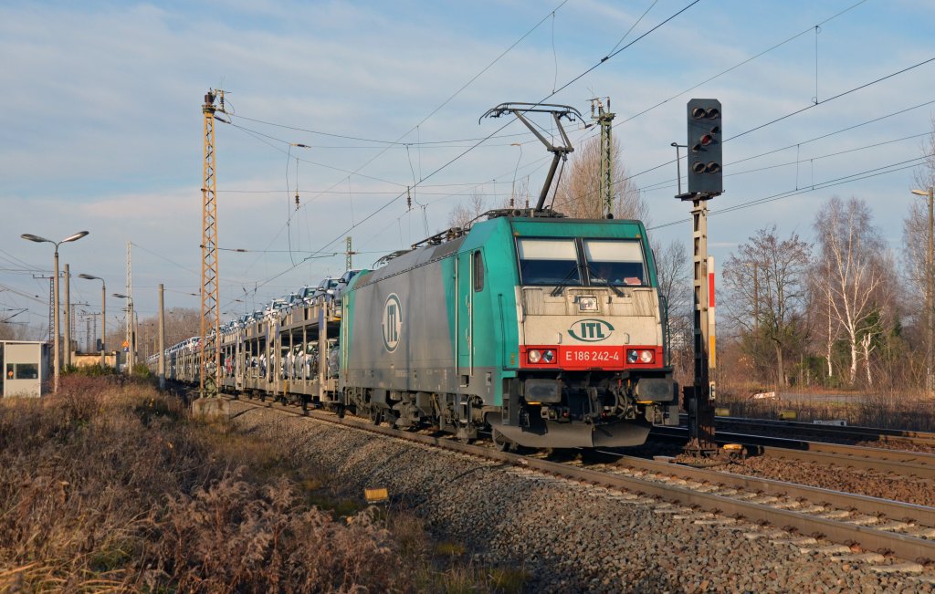 186 242 der ITL zog am 03.12.11 einen Autozug durch Leipzig-Thekla Richtung Engelsdorf.