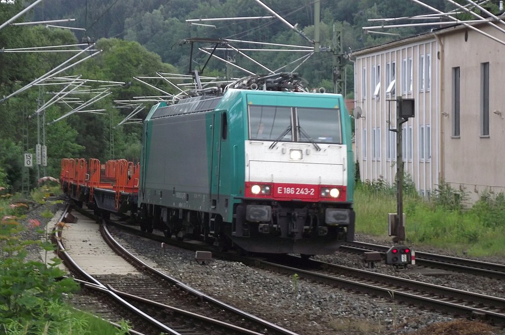 186 243-2 ist am 23. Juni 2011 mit einem Flachwagenzug bei Kronach unterwegs.