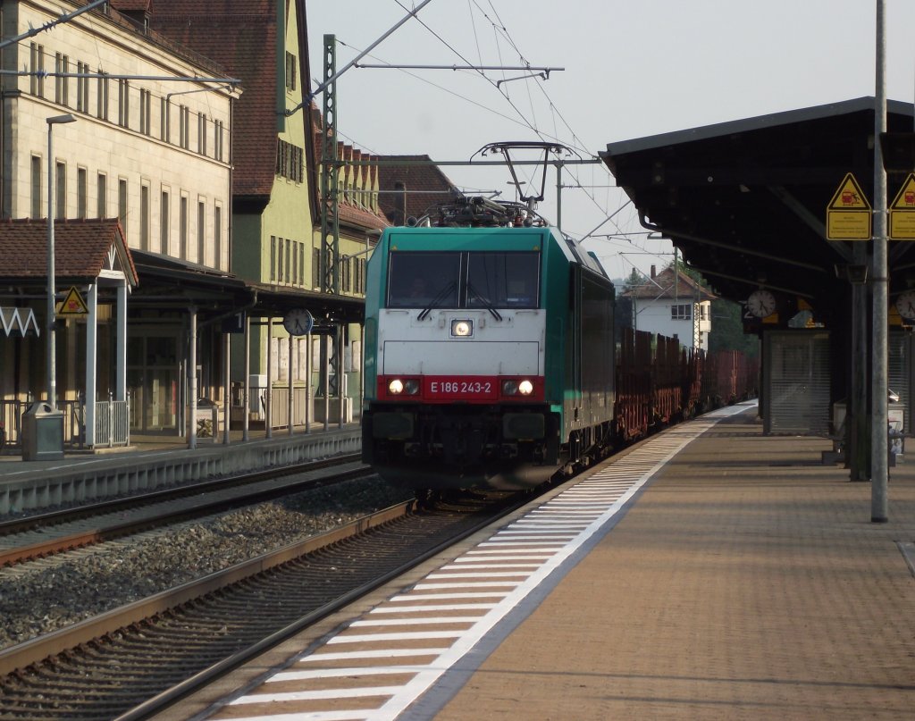 186 243-2 zieht am 12. Mai 2011 einen Schienenzug durch Kronach.