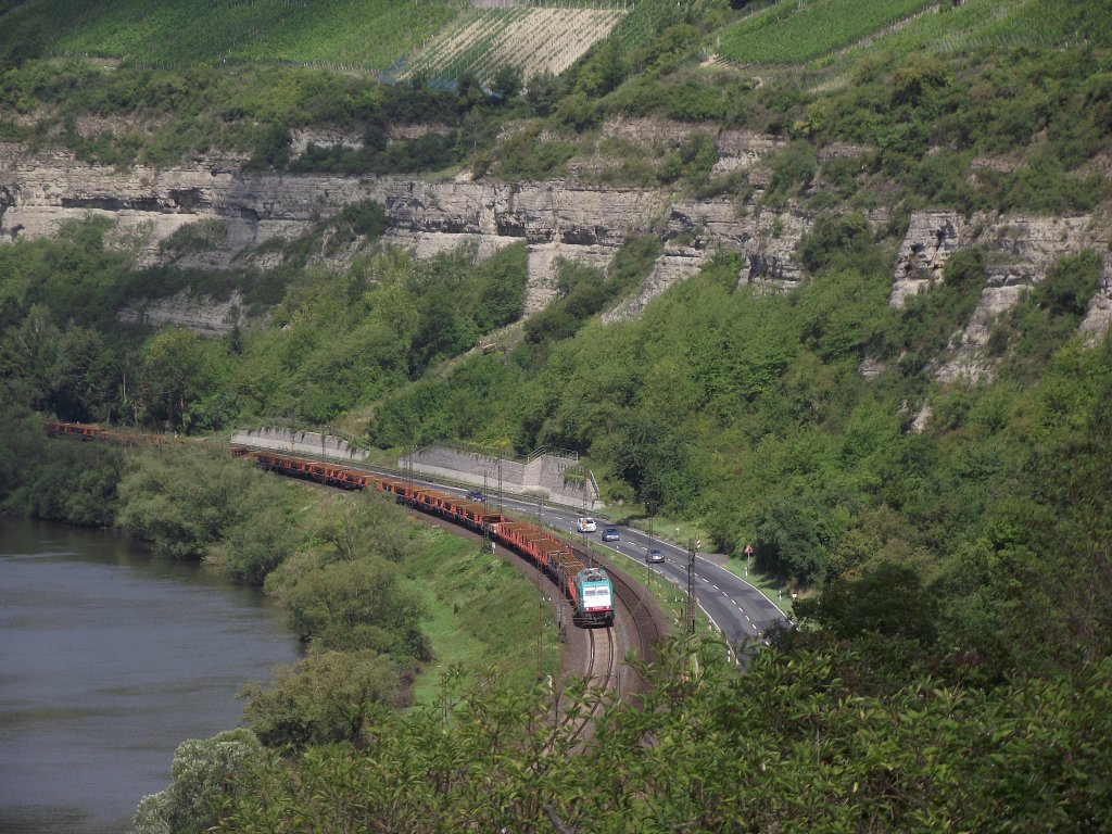 186 243 ist am 2. August 2011 mit einem Schienenzug bei Karlstadt am Main unterwegs.