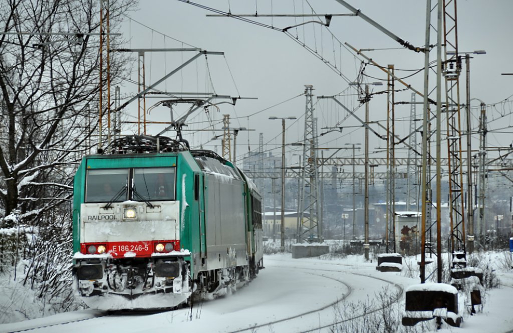 186 246-5 mit einer RB aus Richtung Katowice kommend nach Racibrz. In Katowice Ligota (01.04.2013).