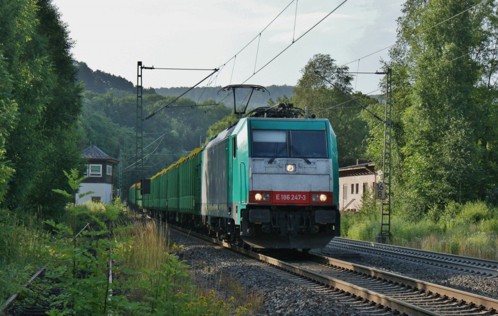 186 247-3 mit einen leeren Holzzug am 11.07.13 in Vollmerz.