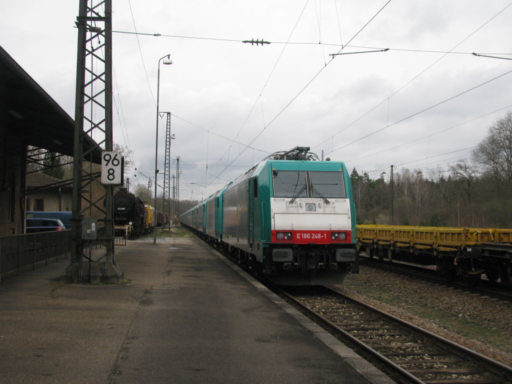 186 248-1, weitere 8 E 186 und 15* BR 185 von ATC sind derzeit im Bahnhof Neuoffingen abgestellt. Die Aufnahme stammt vom 01.04.2010